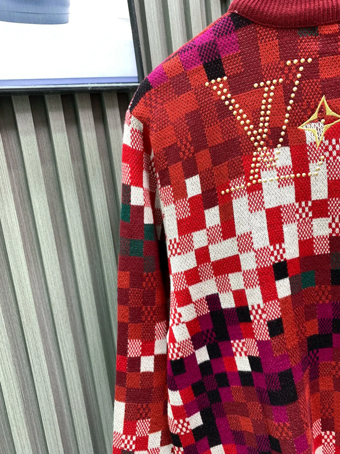 🅿️440 🀄️ Louis Vuitton Louis Vuitton 26* New Year's classic hot style camouflage mosaic knitted sweater. Made of the same original heavyweight pure cotton material. Double-strand threads for 8 colors. Each color needs to be dyed in a separate vat. Weaving requires an imported Stoll 16-needle machine. 8-color jacquard is very time-consuming. It is necessary to ensure that each size is consistent. The embroidery needs to be positioned on the back of the front chest of the ready-made garment. The embroidery is a three-dimensional embroidery with imported foam in the middle pad. After the back is embroidered, the tiles need to be aligned and ironed. The ironed tiles are custom-made brushed metal tiles that must be sized to ensure that they are washed and shaped later. The embroidery uses Behringer embroidery technology to restore consistent details. It is customized and dyed without any color difference. The ingenious craftsmanship is perfectly restored. Three standards are complete. Customized accessories.